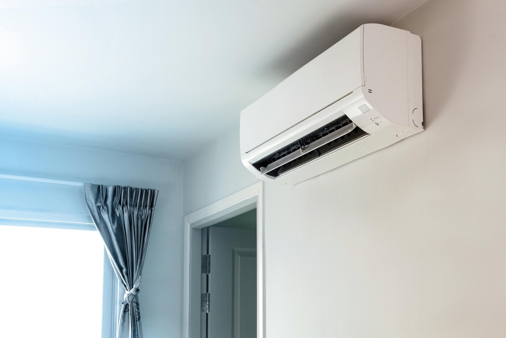 Air,Conditioner,Inside,The,Room,,Hand,Holding,Control,Switch,Of